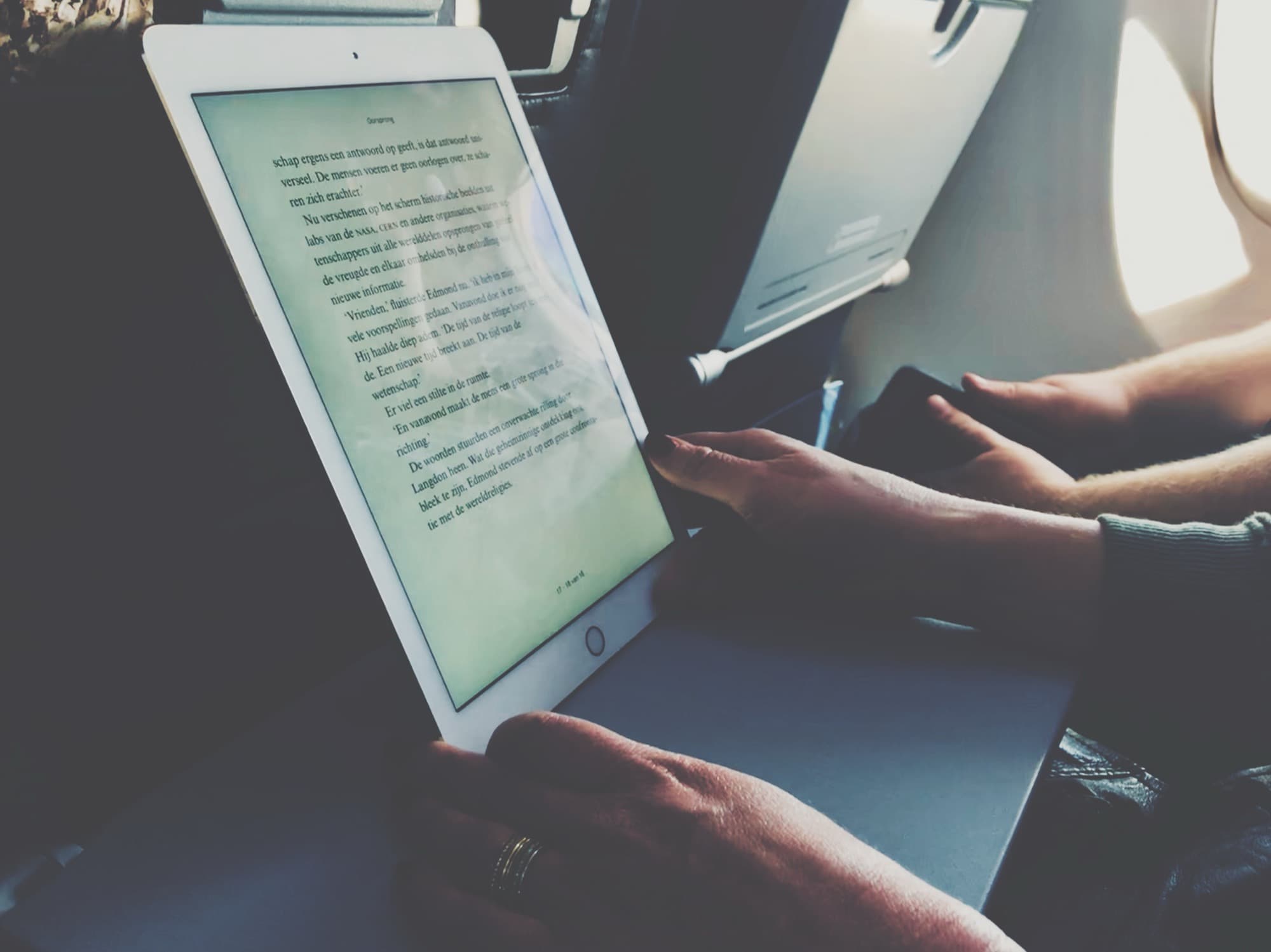 iPad open to a Dutch novel